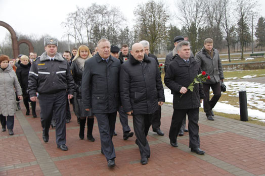 Делегация могилевского района. Возложение цветов на Буйничском поле