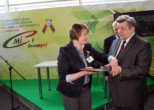 Награды вручает уполномоченный по делам религий и национальностей Республики Беларусь Леонид Гуляко.