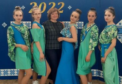 Посмотрите, какие наряды придумали школьницы из Могилевского района. Они заняли второе место на конкурсе модельеров