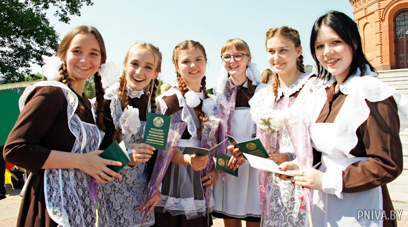 Выпускникам Могилевского района вручили золотые медали и свидетельства об общем базовом образовании с отличием