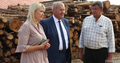 Председатель Могилевского райисполкома Олег Чикида ознакомился с процессом заготовки твердых видов топлива в филиале «Могилевский райтопсбыт»