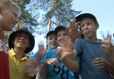 В видеосюжете показали, как дети отдыхают в оздоровительном лагере под Могилевом