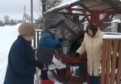 Волонтеры «серебряного возраста» помогают своим соседям в расчитке снега в Могилевском районе