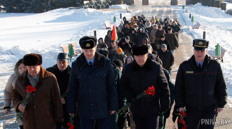 Торжественный митинг ко Дню защитников Отечества прошел на Буйничском поле