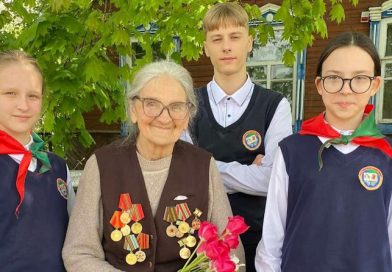 Школьники из Буйнич поздравили с Днем Победы блокадницу Ленинграда