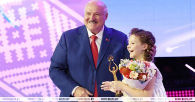 Александр Лукашенко вручил Гран-при детского музыкального конкурса белоруске Амалии Сухан