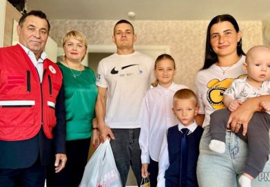 Представители Красного Креста и ОАО «Фирма «Кадино» поддержали многодетные семьи