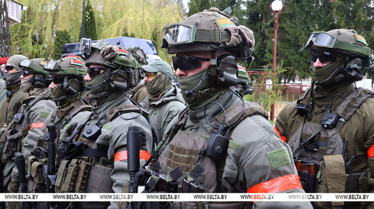 Лукашенко: внутренние войска способны выполнить любые задачи в самых сложных условиях