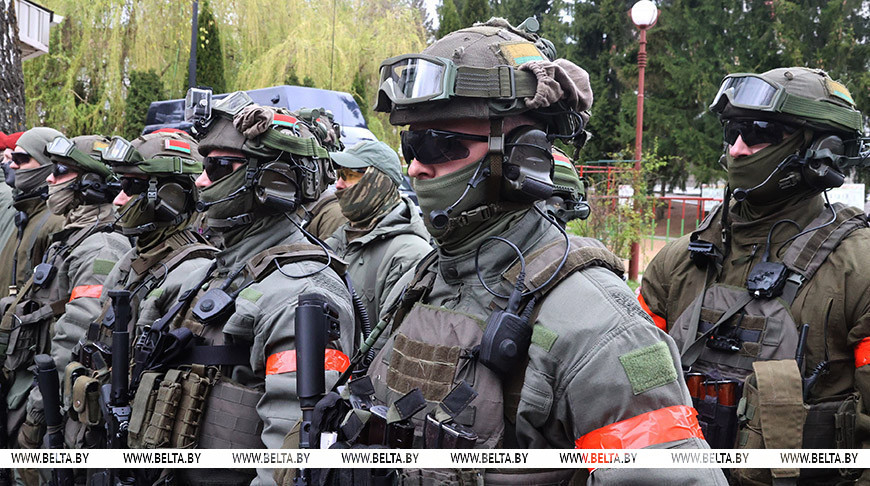 Лукашенко: внутренние войска способны выполнить любые задачи в самых сложных условиях