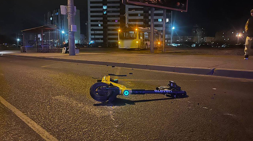 В Минске девушка на СПМ не спешилась и попала под троллейбус