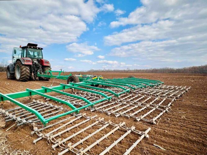 Первые борозды «Вендорожа»: в Могилевском районе стартовала весенняя посевная