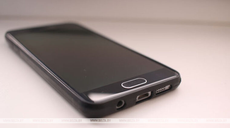 В Могилеве девушка ежедневно обкрадывала подопечного-пенсионера через мобильное приложение