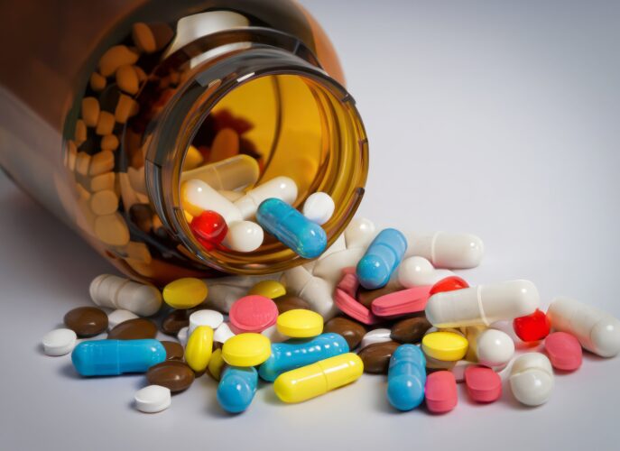Как принимать несколько разных видов лекарств, чтобы они не мешали друг другу усваиваться? Поясняет эксперт