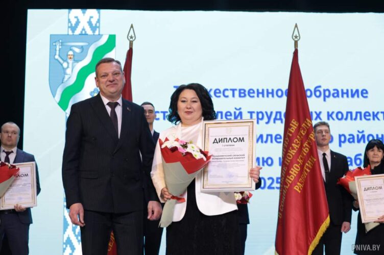 «Оглядываешься – у тебя чистота, порядок и улыбки людей»: в Год белорусской женщины рассказываем историю председателя Полыковичского сельисполкома Татьяны Русаковой.