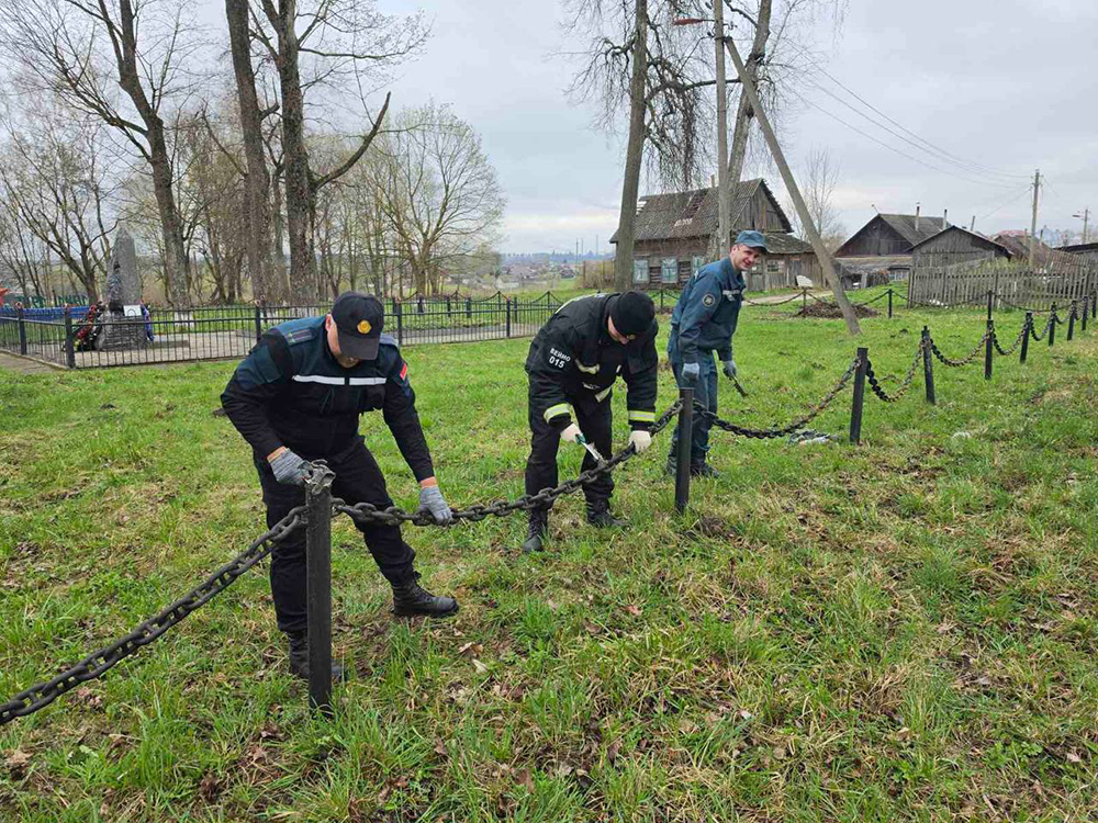 Спасатели Могилевского района навели порядок у братской могилы и помогли ребенку войны