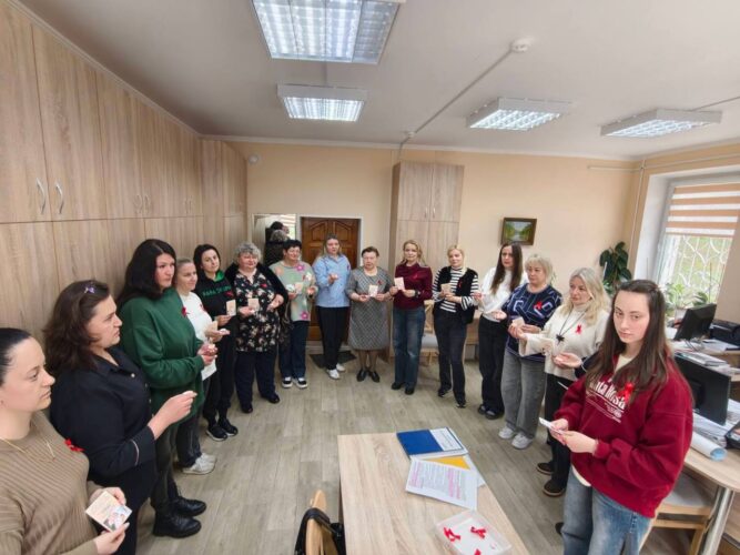 Профилактика, память, человечность: специалисты Могилевского районного центра социального обслуживания населения приняли участие в акции ко Дню памяти жертв СПИДа