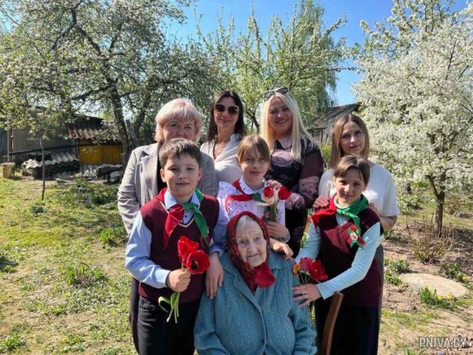 Бывшие узницы фашистских концлагерей Дарья Цемашко и Мария Толстик из Дашковки принимали поздравления в преддверии Дня Победы