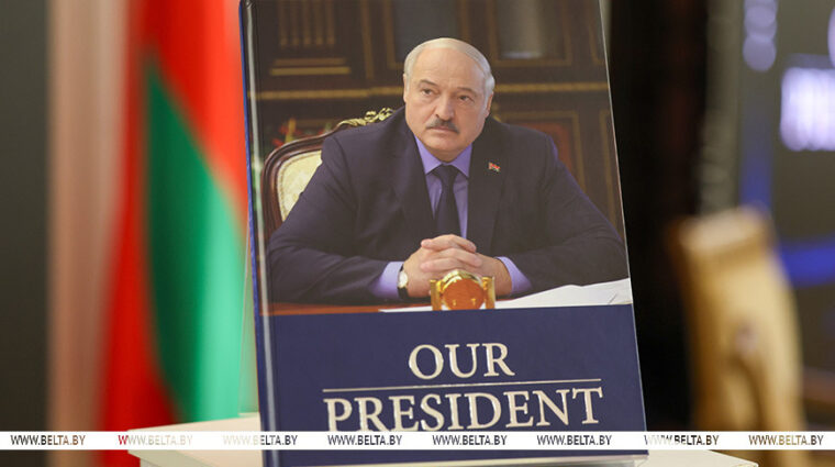 Книга «Наш Президент» издана на английском языке