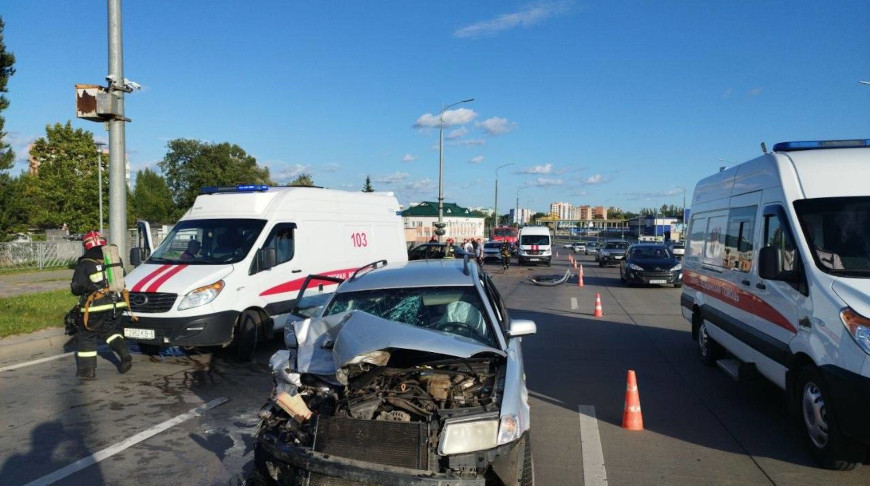 В Могилеве автомобиль врезался в остановившуюся машину, пострадала водитель