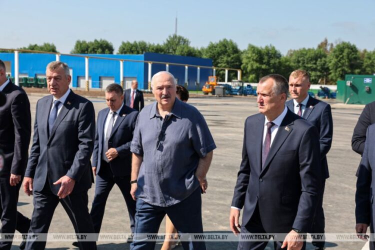 Лукашенко: райагросервисы должны стать опорными пунктами для отечественных производителей техники