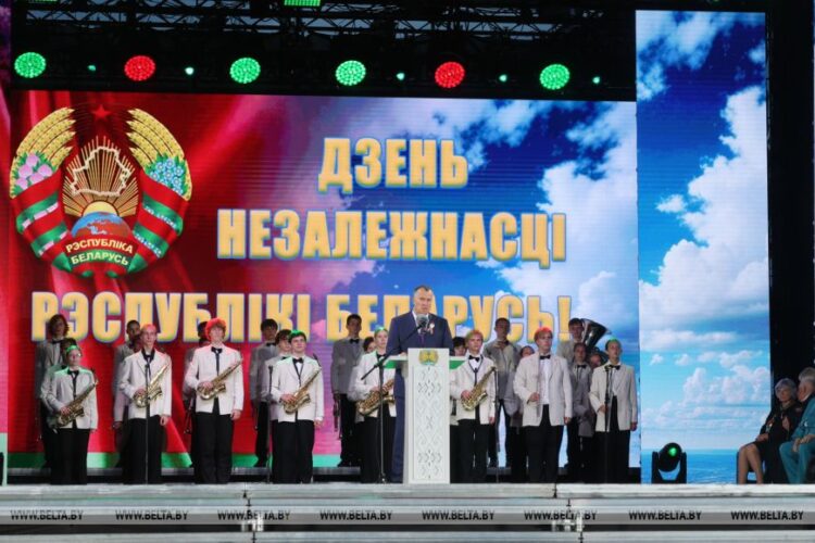 «Символ единства, исторической памяти и уверенного движения вперед». Исаченко про День Независимости 