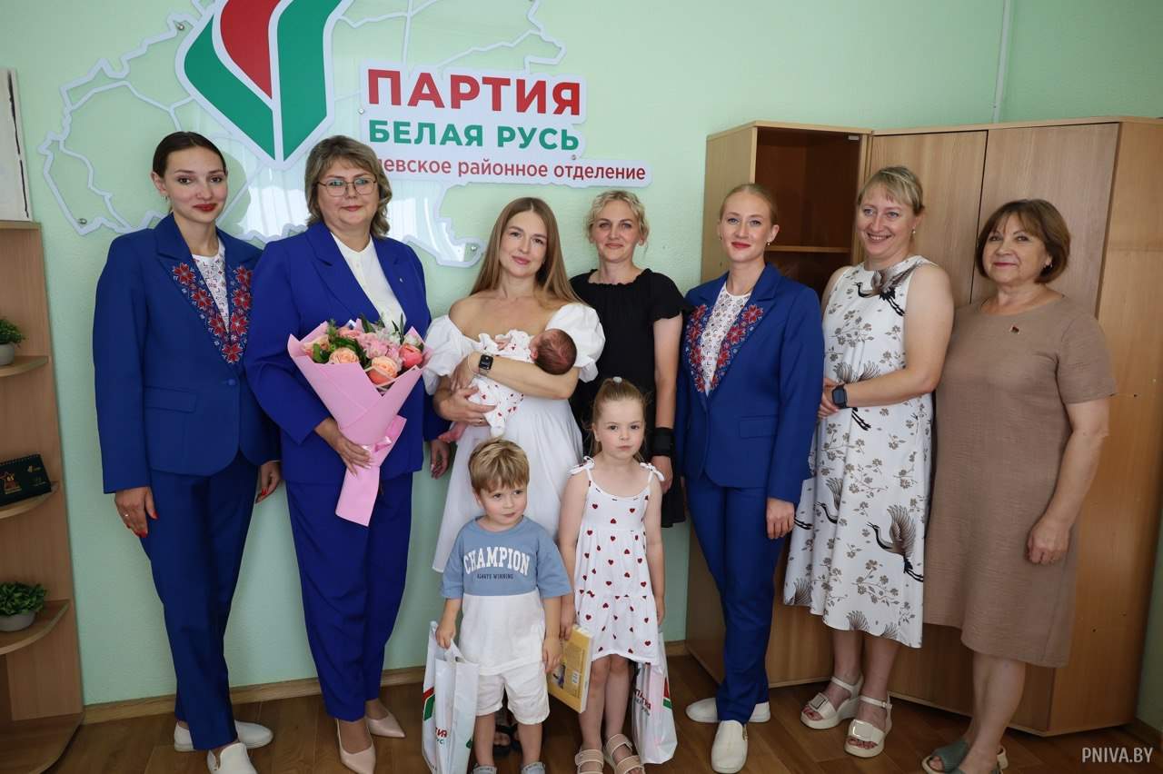 Семья из деревни Старое Пашково получила «Бацькаву кашулю» для новорожденной Киры в рамках проекта «Трэці – Бацькаў»