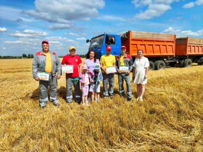 Трудовые рекорды уборочной: в ЗАО «Агрокомбинат «Заря» чествовали водителей-трехтысячников и комбайнеров-передовиков