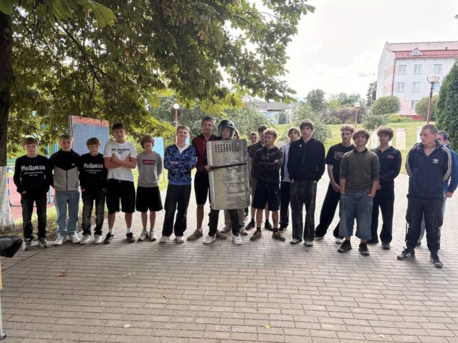 Быт солдат, оружие и служебные собаки: подростки Могилевского района побывали в войсковой части 6713