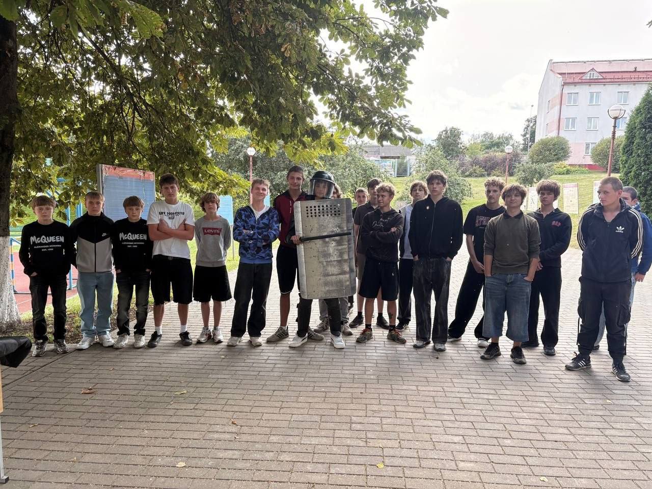 Быт солдат, оружие и служебные собаки: подростки Могилевского района побывали в войсковой части 6713