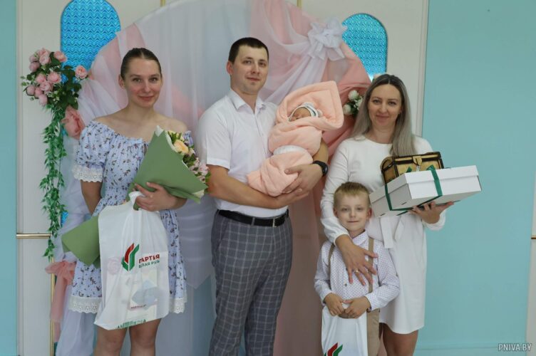Семья Фурмановых из Буйничей получила «Бацькаву кашулю»  