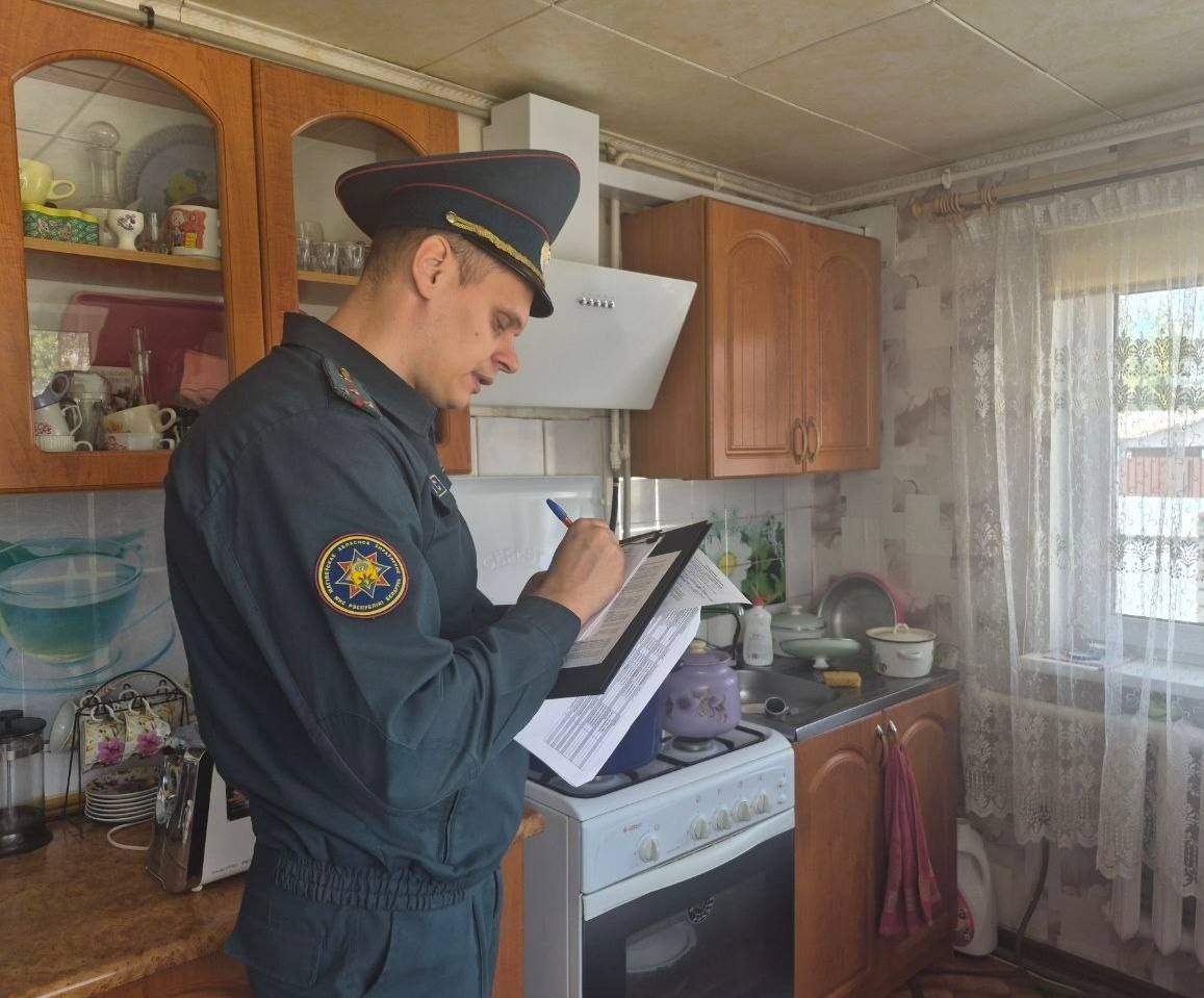 Рейды по безопасности: спасатели Могилевского РОЧС настоятельно рекомендуют проверять печи перед отопительным сезоном