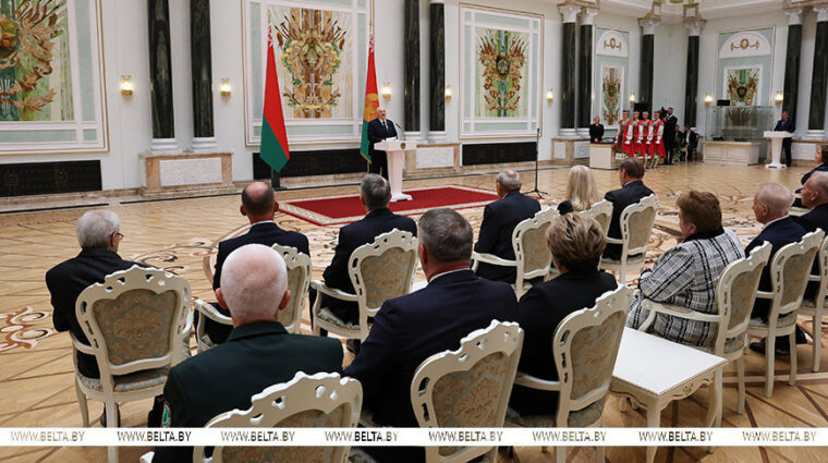 Лукашенко в преддверии Дня народного единства вручил госнаграды заслуженным представителям различных сфер