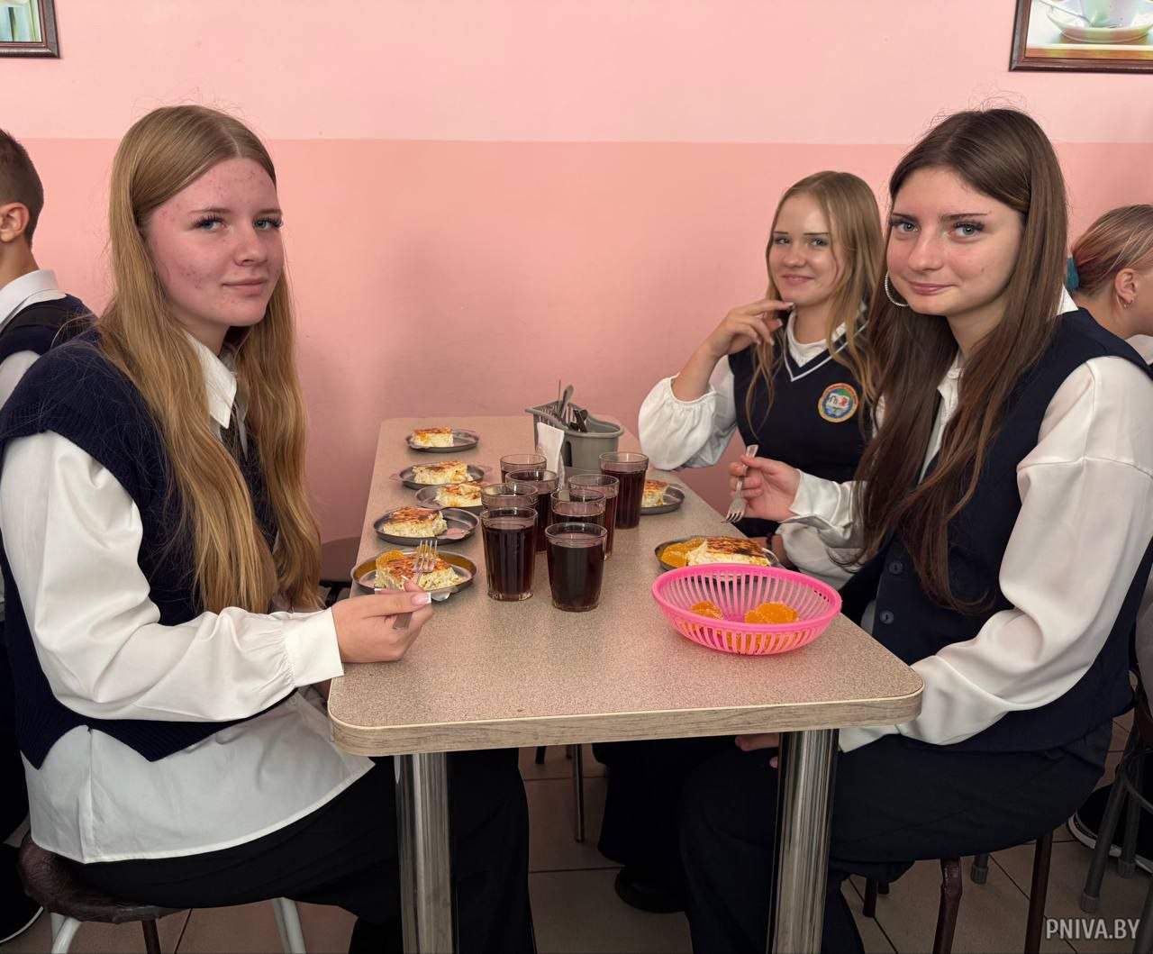 Без супов, но с любимой запеканкой и котлетами: чем и как сегодня кормят в школах