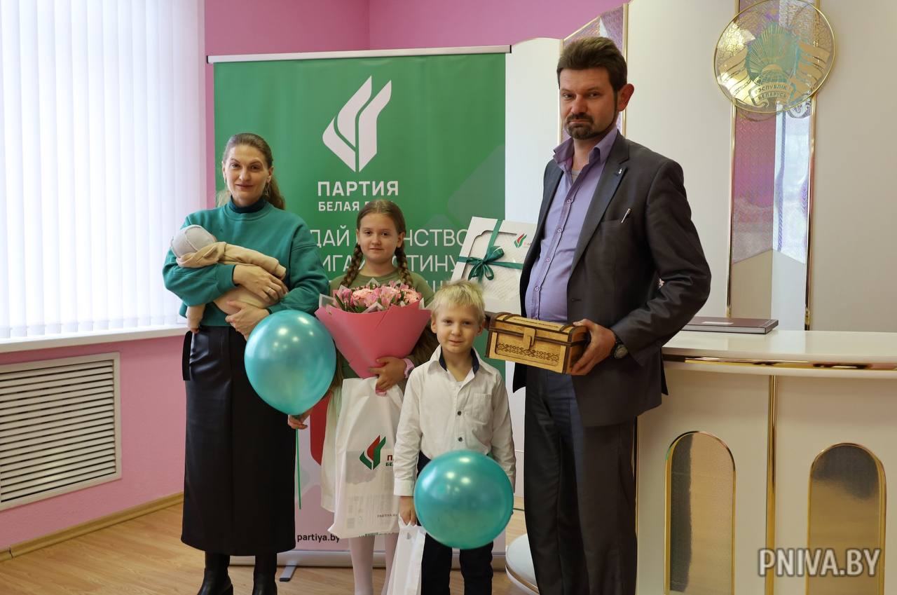 Оберег от Главы государства: многодетной семье Зубковых из Половинного Лога вручили «Бацькаву кашулю»