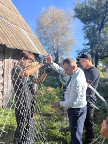 В преддверии Дня пожилых людей одиноко проживающей пенсионерке из Махово установили новый забор
